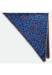 Codello WARM TRIANGULAR SCARF WITH A WOVEN LEO PATTERN IN BLUE