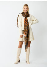 Load image into Gallery viewer, Codello Scarf with Leopard Pattern and XL Tiger in Camel
