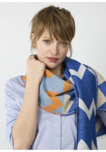 Load image into Gallery viewer, Codello Scarf in a Narrow Size with a ZigZag Pattern in Blue
