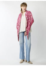 Load image into Gallery viewer, Codello Triangular Scarf with Floral Pattern in Pink
