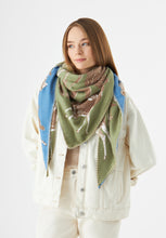 Load image into Gallery viewer, Codello Triangular Scarf with Flora and Fauna Motifs in Green
