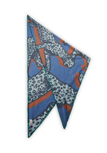 Load image into Gallery viewer, Codello Soft Triangle Scarf in Blue

