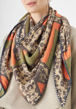 Load image into Gallery viewer, Codello Soft Triangle Scarf In Green Leapord
