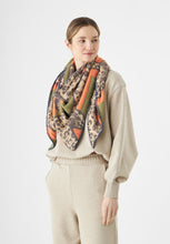 Load image into Gallery viewer, Codello Soft Triangle Scarf In Green Leapord
