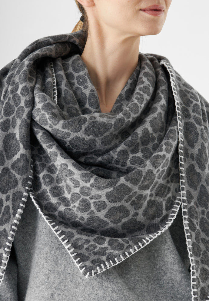Codello Triangle Scarf with Leopard Print in Grey