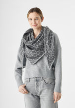 Load image into Gallery viewer, Codello Triangle Scarf with Leopard Print in Grey
