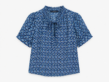 Load image into Gallery viewer, iBlue Printed Blouse in Blue
