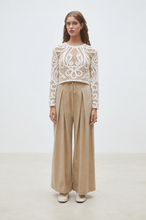 Load image into Gallery viewer, Suncoo Paelini Sweatshirt in Cream
