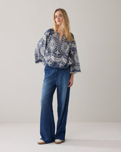 Load image into Gallery viewer, Summum 2s3414 Top Chambray embroidered
