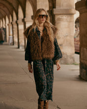 Load image into Gallery viewer, Summum Faux Fur Gilet
