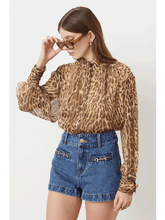 Load image into Gallery viewer, Suncoo Lux Blouse in Leopard
