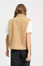 Load image into Gallery viewer, Pom Teddy Love in Camel
