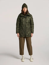 Load image into Gallery viewer, Reset Verona Quilted Jacket in Forest Green

