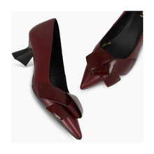 Load image into Gallery viewer, Lodi KAL Court Shoe in Burgundy
