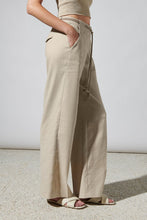 Load image into Gallery viewer, Luisa Cerano Wide-Leg Linen Blend Trousers in Beige
